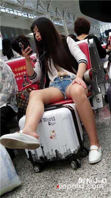4k超清，坐姿豪放的超短热裤妹子