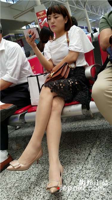 4k超清，候车室内的极品高跟鞋长腿少妇