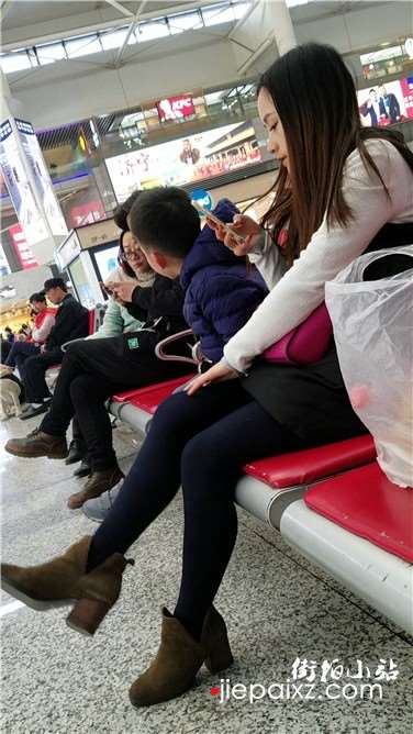 4k超清，候车室玩手机的裤袜少妇