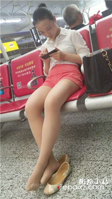 4k超清，候车室大秀丝袜美腿的粉热裤女孩