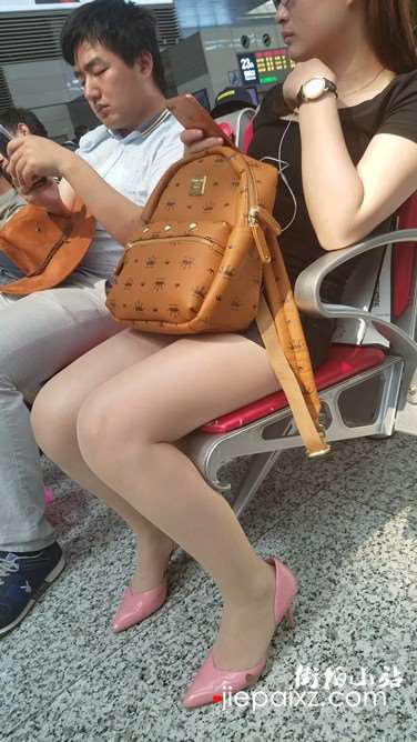 4k超清，韵味丝足美腿粉高跟少妇