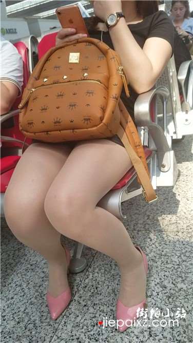 4k超清，韵味丝足美腿粉高跟少妇