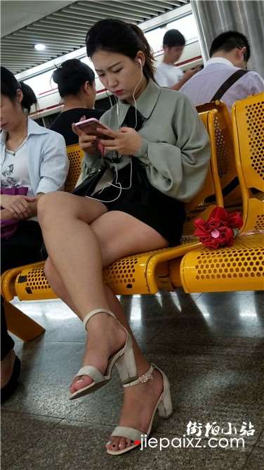 4k超清，候车室拍摄气质美腿高颜值小姐姐