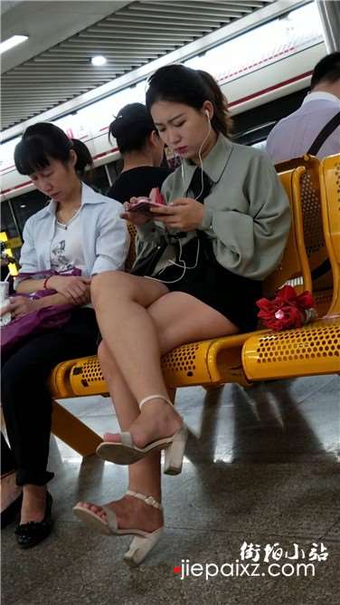 4k超清，候车室拍摄气质美腿高颜值小姐姐
