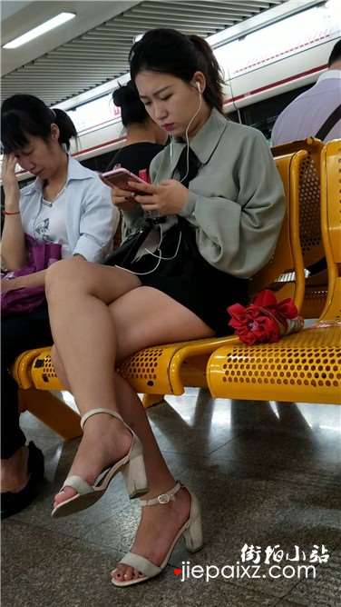 4k超清，候车室拍摄气质美腿高颜值小姐姐