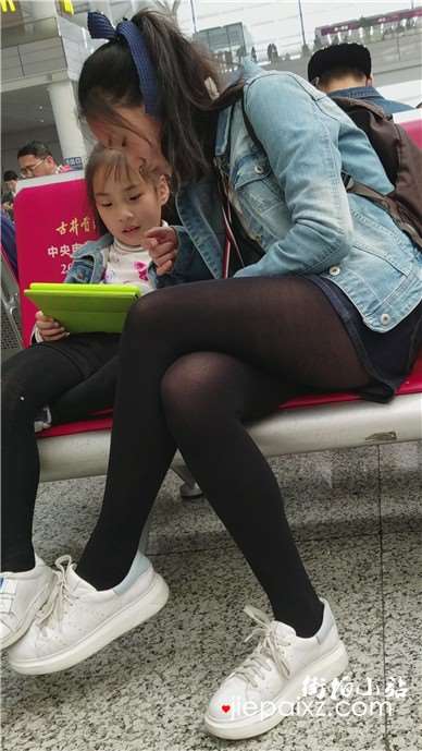 4k-黑色丝袜运动鞋秀丽颜值美少妇