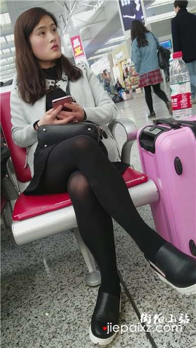 4k-候车室拍摄黑色丝袜小清新美眉