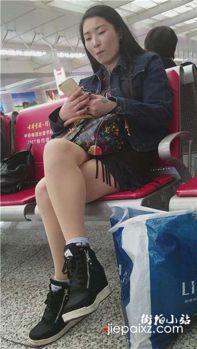 4k-高铁站拍摄超波肉色丝袜美腿美女