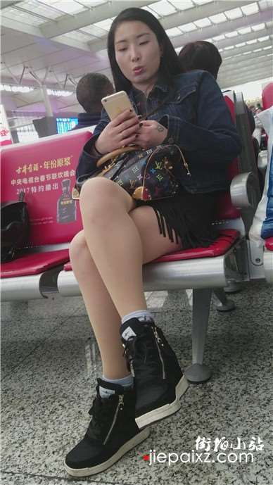 4k-高铁站拍摄超波肉色丝袜美腿美女