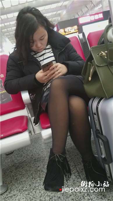 4k-只顾低头玩手机的黑丝性感美女