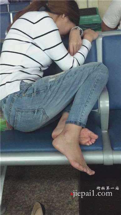 紧身蓝牛少妇的玉足味道浓郁