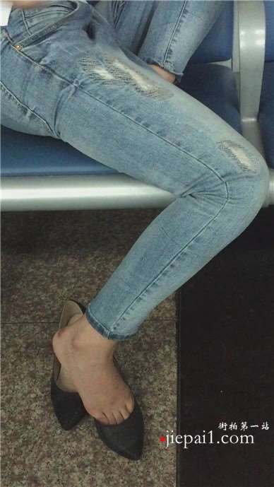 紧身蓝牛少妇的玉足味道浓郁