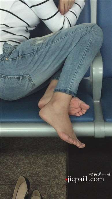 紧身蓝牛少妇的玉足味道浓郁