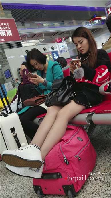 4k-候车室拍摄美腿肉丝袜清纯小美女