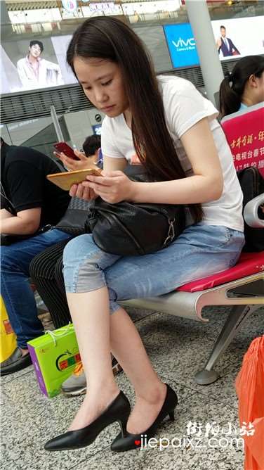 4k超清，高跟美腿七分紧身蓝牛美眉