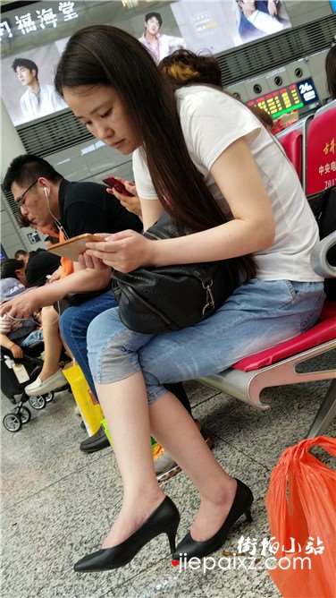 4k超清，高跟美腿七分紧身蓝牛美眉