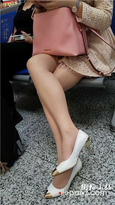 4k超清，候车室低头玩手机的美腿苗条妹子