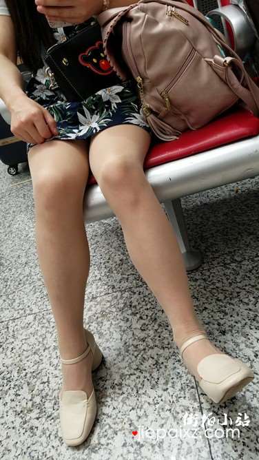 4k超清，连衣裙肉丝袜美腿美眉