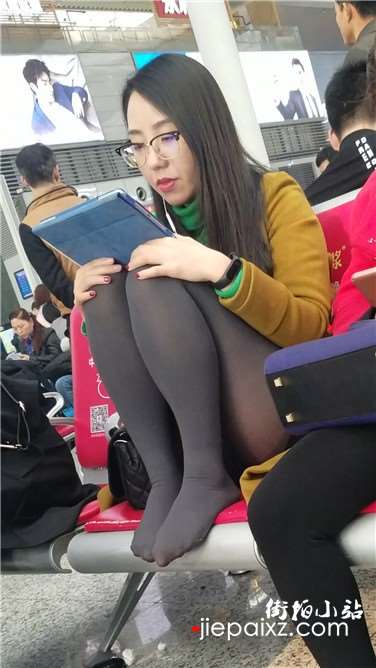 4k超清，气质黑丝美女这样看平板，坐对面受不了啦
