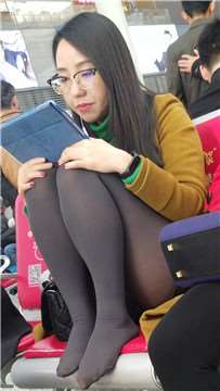 4k超清，气质黑丝美女这样看平板，坐对面受不了啦