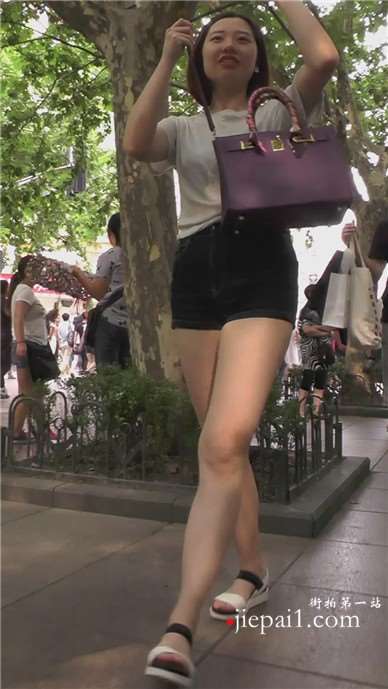 街拍黑色牛仔热裤美腿短发MM [1.83 GB]