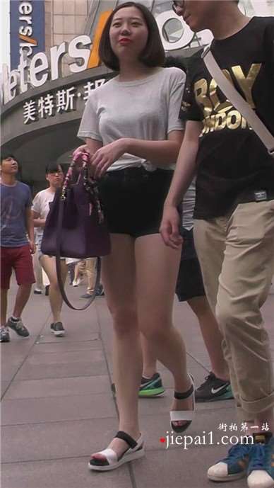 街拍黑色牛仔热裤美腿短发MM [1.83 GB]