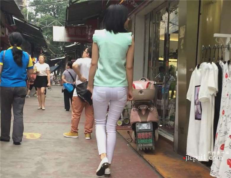 超长视频，跟着紧身白裤美臀少妇逛服装店 [3.24 GB]
