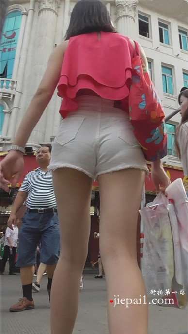 街拍美臀热裤长腿粉衣美眉 [537 MB]