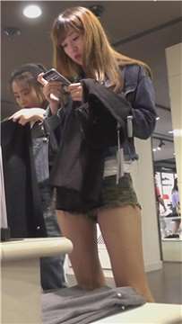 服装店拍摄小清新美臀迷彩热裤少女 [1.01 GB]
