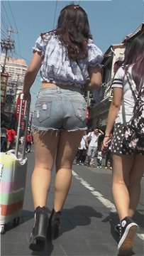 拖着行李箱的高腰热裤美眉 [956 MB]