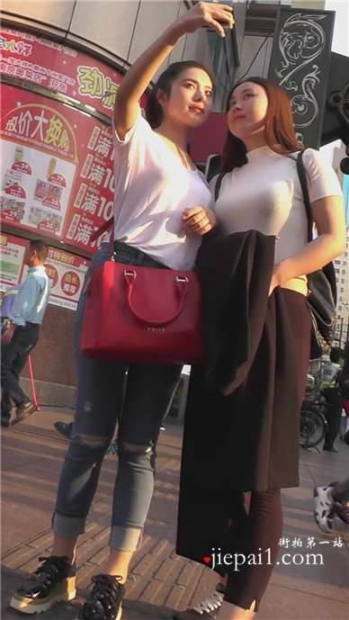街拍清纯可爱小清新紧牛蜜臀美女 [948 MB]
