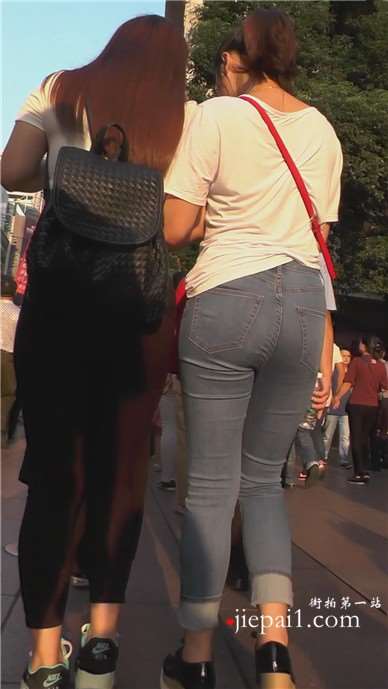 街拍清纯可爱小清新紧牛蜜臀美女 [948 MB]