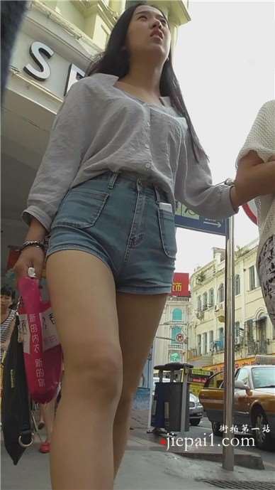 街拍大长腿热裤美三角美女 [467 MB]