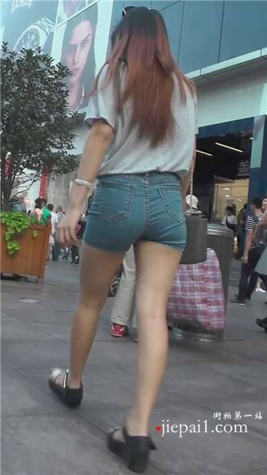 街拍清新美臀热裤性感长发小姐姐 [693 MB]