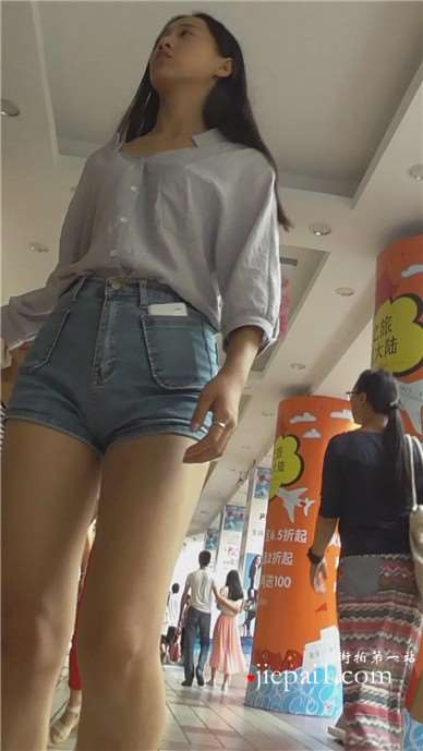 街拍大长腿热裤美三角美女 [467 MB]