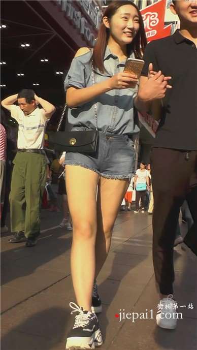 街拍牛仔热裤饱满美三角妹纸 [1.54 GB]