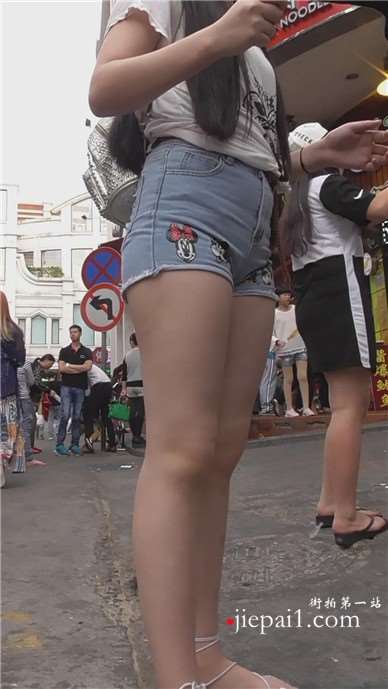 街拍牛仔热裤肉肉的美臀性感美女 [1.05 GB]
