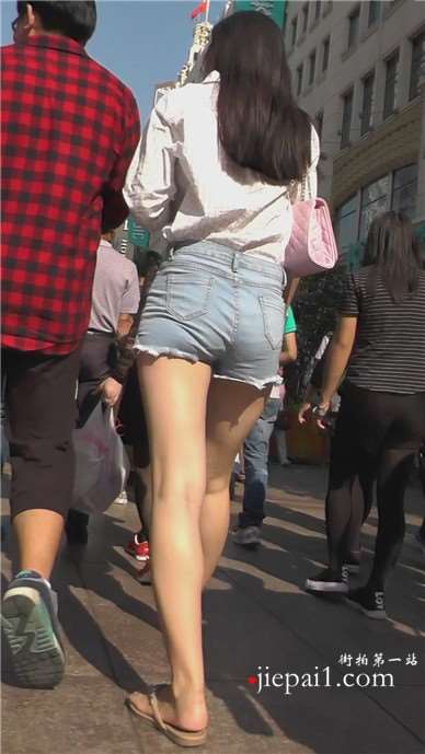街拍跟拍带口罩的牛仔热裤美眉 [872 MB]