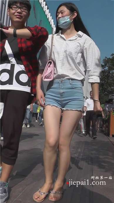 街拍跟拍带口罩的牛仔热裤美眉 [872 MB]