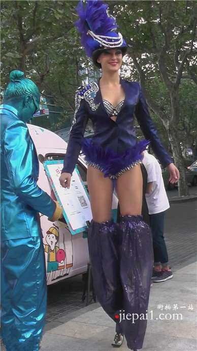 街头偶遇装扮浮夸的高挑美女模特 【2.83 GB】