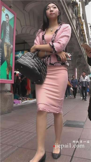 街拍超美颜值小姐姐，粉色包臀裙勾引人 [984 MB]