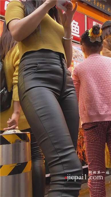 近距离贴身拍摄黑色紧身皮裤美臀少妇 [1.27 GB]