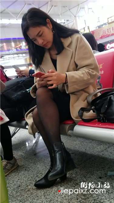 4k超清，高铁站候车室内的黑丝性感美腿气质少妇