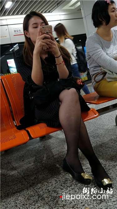 4k超清，候车室拍摄原味黑丝性感美腿气质小姐姐