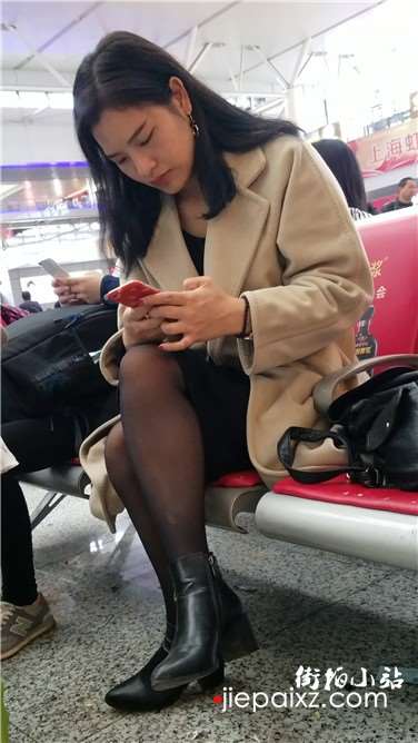 4k超清，高铁站候车室内的黑丝性感美腿气质少妇