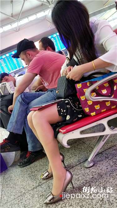 4k超清，美腿高跟鞋小姐姐翻找车票？