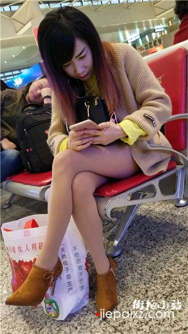 4k超清，高铁站候车室拍摄丝袜美腿高跟鞋美女