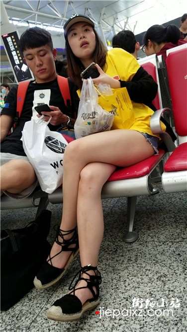 4k超清，候车室内的极品美腿气质美女，有点容祖儿的感觉