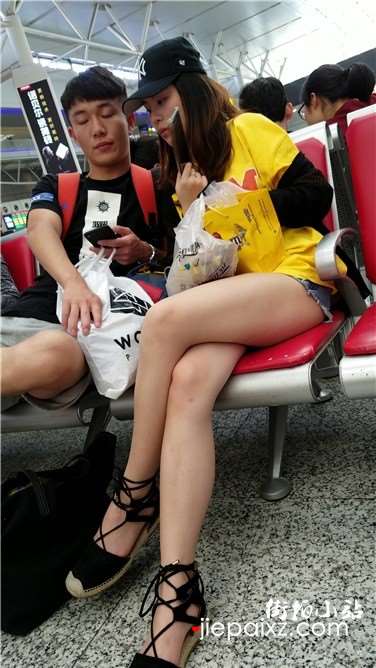 4k超清，候车室内的极品美腿气质美女，有点容祖儿的感觉