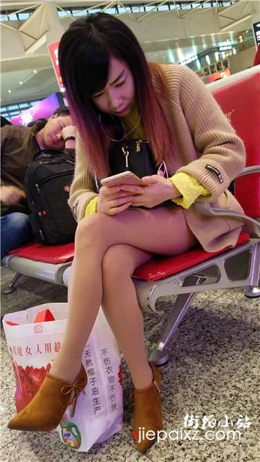 4k超清，高铁站候车室拍摄丝袜美腿高跟鞋美女